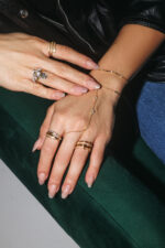 Handchain Finger Bracelet With Zircon Details - Gold Plated